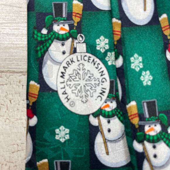 100% Silk Green Christmas Tie Snowman Hat Broom Red Scarf A100970 - Picture 4 of 5